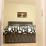 Spacious Modern 3br At Barcode Daire *