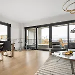 Spacious Modern 3br At Barcode